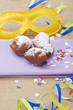 Photo: Maschera di carnevale con frittelle e coriandoli Maschera di carnevale con frittelle e coriandoli