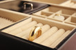 Bague en or dans un coffret à bijoux