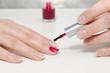 Foto: Fingernägel rot lackieren Fingernägel rot lackieren
