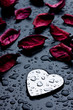 cuore di metallo e petali