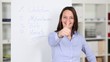 frau zeigt daumen hoch vor dem flipchart
