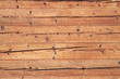 Holzwand mit Rissen