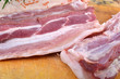 Morceaux de petit salé cru