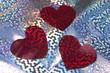 Corazones rojos, papel brillante, fondo.