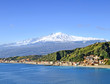 Vulcano Etna e costa della Sicilia visto da Taormina, Italia.