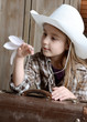 Mädchen als Cowgirl mit Kette