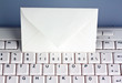 Computer Tastatur und Kuvert. E-mail.