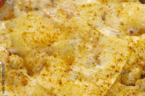 Foto: Closeup of pieces of melting cheese with spice Closeup of pieces of melting cheese with spice