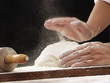 Foto: Preparando masa para la pizza. Preparando masa para la pizza.