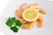 piatto con gamberi - shrimps with lemon closeup piatto con gamberi - shrimps with lemon closeup