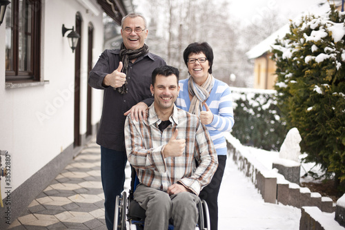 Photo: glückliche Familie mit Handicap glückliche Familie mit Handicap