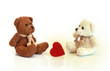 Deux ours en peluche et un coeur rouge Deux ours en peluche et un coeur rouge