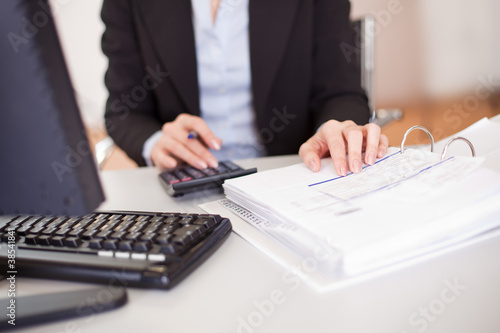 Foto: Closeup of a businesswoman doing finances Closeup of a businesswoman doing finances