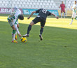 jugadores de fútbol luchando por balón