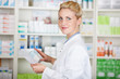portrait apothekerin vor dem regal