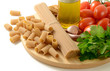 Pasta integrale, pomodori, olio extravergine, prezzemolo, aglio