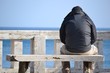 Foto: Uomo seduto guarda il mare Uomo seduto guarda il mare
