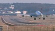 Video: Passagierflugzeug landet auf der Landebahn Passagierflugzeug landet auf der Landebahn