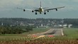 Video: Passagierflugzeug landet auf der Landebahn Passagierflugzeug landet auf der Landebahn