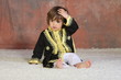 Kleinkind in edler Tracht