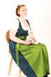 Frau in Tracht mit Teddybären