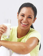 Mujer latina bebiendo un vaso de leche.