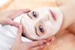 junge frau mit maske bei einer massage