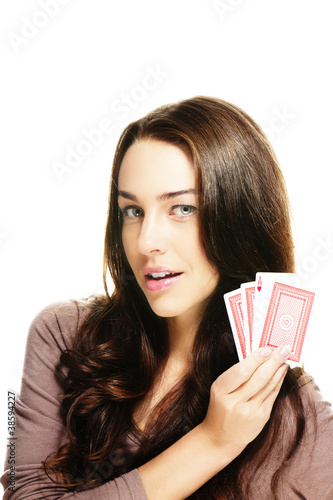 Foto: junge schöne frau mit poker karten auf weissem hintergrund junge schöne frau mit poker karten auf weissem hintergrund
