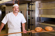 Bäcker beim Brotbacken