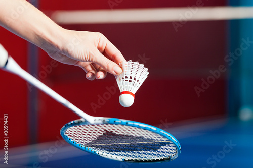 Photo: Badminton in einer Turnhalle - Hand mit Ball Badminton in einer Turnhalle - Hand mit Ball