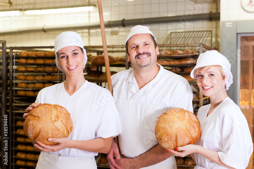 Photo: Bäcker mit Team in seiner Bäckerei Bäcker mit Team in seiner Bäckerei