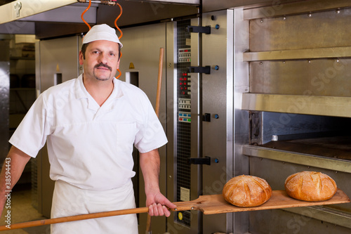 Photo: Bäcker beim Brotbacken Bäcker beim Brotbacken