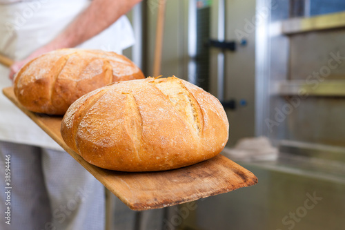 Photo: Bäcker beim Brotbacken Bäcker beim Brotbacken