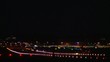 Flugzeug landet in der Nacht auf erleuchteter Landebahn
