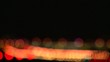 Flugzeug landet in der Nacht auf hell erleuchteter Landebahn