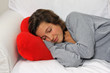 Adolescente dorme sul divano
