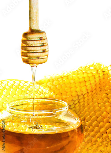 Foto: Honey dipper with bee honeycomb isolated on white Honey dipper with bee honeycomb isolated on white