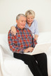 Senior und Seniorin mit Laptop