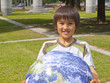 Photo: 地球の形をしたボールを持つ少年 地球の形をしたボールを持つ少年