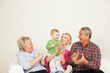Foto: Familien Generation auf dem Sofa Familien Generation auf dem Sofa