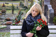 Junge Frau trauert auf Friedhof