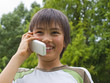 携帯電話で話す少年