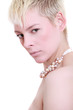 beauty portrait von einer jungen frau mit perlenkette