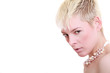 portrait von einer jungen hübschen frau mit reiner haut