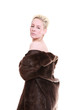 junge elegante frau mit pelz und kurzen haaren