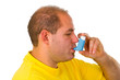 Junger Mann mit Dosieraerosol