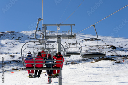 Photo: Groupe assis de dos dans un telesiege Groupe assis de dos dans un telesiege