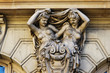 Cariatides sur façade ancienne.