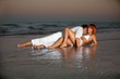 Foto: happy, romantic couple, by the sea shore happy, romantic couple, by the sea shore
