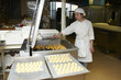 Foto: confectionery working with pastry and ice cream desserts confectionery working with pastry and ice cream desserts